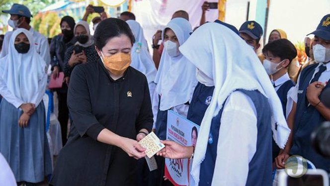 
 Puan Maharani Serahkan Bantuan PIP dan BLT UMKM. (Foto: Bukamata.co)