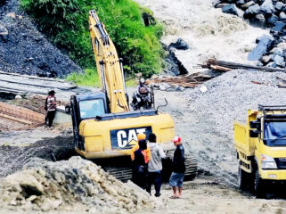 Pembangunan infrastruktur jalan raya di Kabupaten Tolikara sedang intensif dilakukan. (Foto: Youtube Derwes Jigwa)
