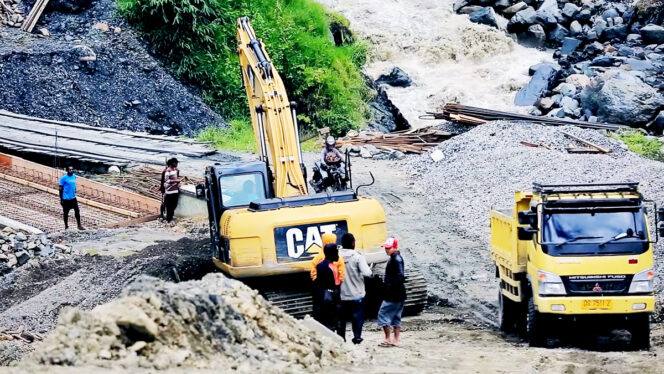 
 Pembangunan infrastruktur jalan raya di Kabupaten Tolikara sedang intensif dilakukan. (Foto: Youtube Derwes Jigwa)
