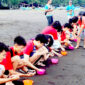 Sejumlah siswa High Scope Kelapa Gading Jakarta melakukan pelepasan tukik (anak penyu) ke laut di Banyuwangi. Sekitar 100 siswa merasakan langsung kehidupan masyarakat (live in) di Desa Wisata Taman Sari Banyuwangi. (Foto: BCA)