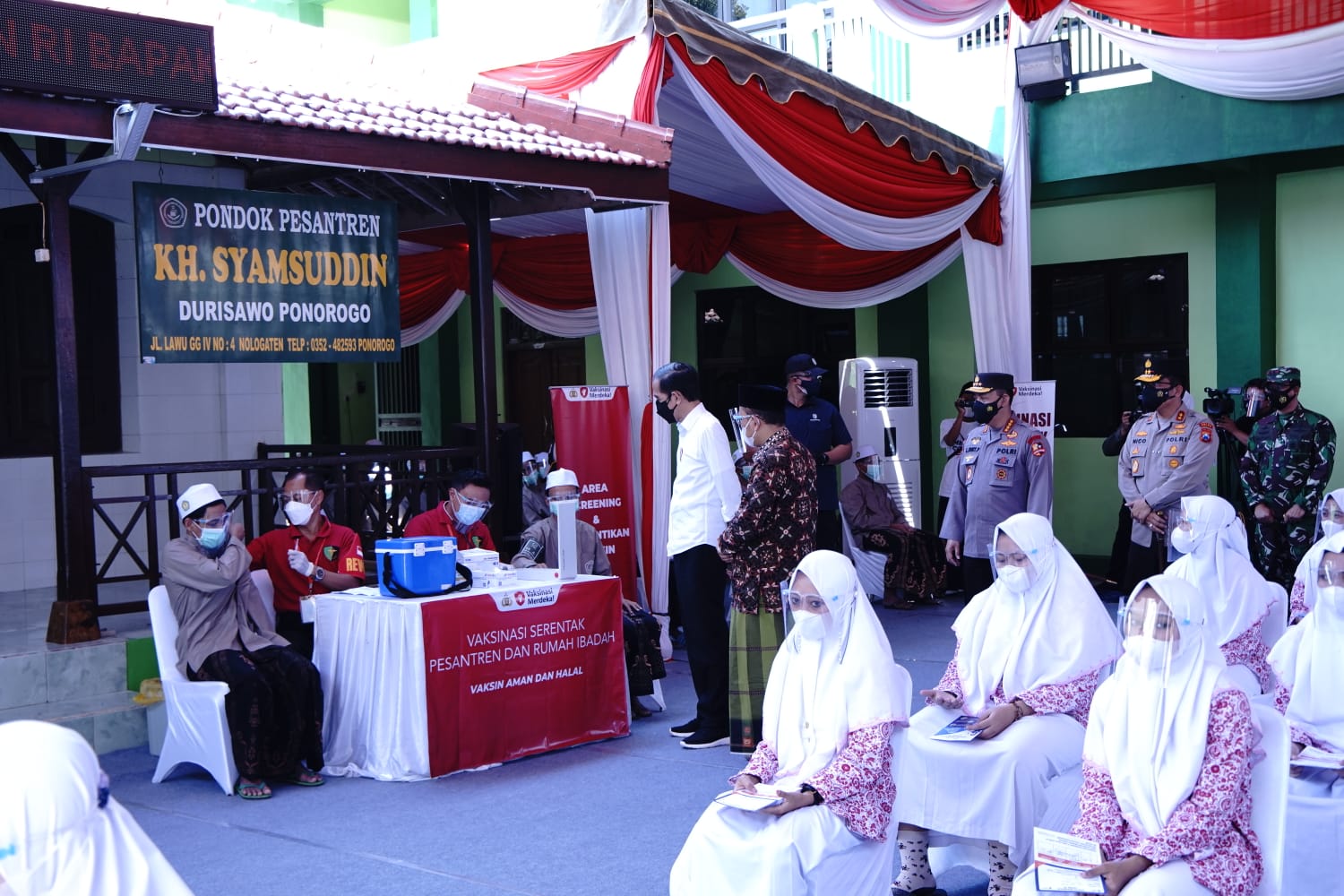 Presiden RI, Joko WIdodo meninjau kegiatan Vaksinasi Merdeka di Pondok Pesantren KH Syamsudin, Durisawo Ponorogo, Jawa Timur, Indonesia