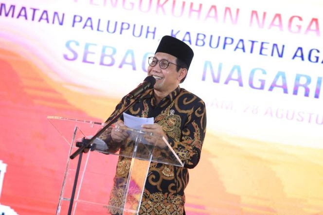 
 Menteri Desa PDTT RI, Abdul Halim Iskandar saat menghadiri pemberian penghargaan Desa Konstitusi kepada Wali Nagari Pasia Laweh, Kabupaten Agam, Sumatera Barat, Indonesia