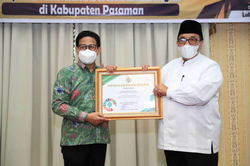 Menteri Desa PDTT RI, Abdul Halim Iskandar memberikan penghargaan apresiasi atas keberhasilan Kabupaten Pasaman melakukan pendataan berbasis SDG's Desa, Provinsi Sumatera Barat, Indonesia