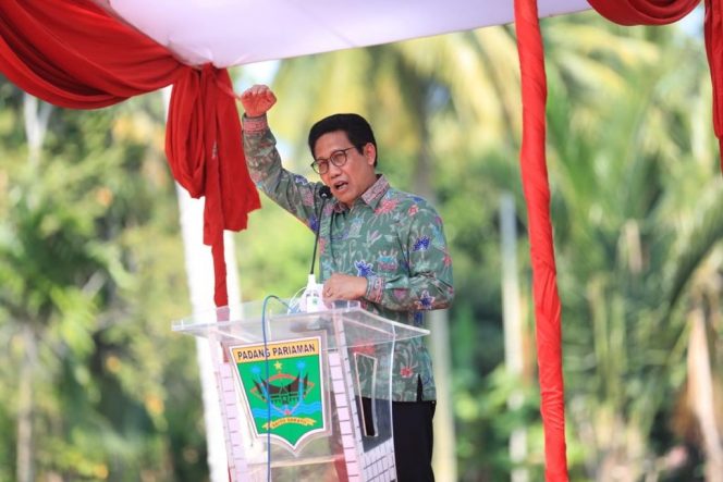 
 Menteri Desa PDTT RI, Abdul Halim Iskandar memberikan sambutan saat kunjungan kerja di Desa Nagari Toboh Gadang Timur, Kabupaten Padang Pariaman, Provinsi Sumatera Barat, Indonesia