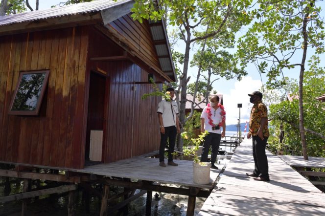 
Dukung Pengembangan Desa Wisata, Wamendes PDTT Resmikan Home Stay di Raja Ampat